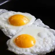 La yema de los huevos contiene colágeno.