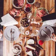 Los jamones y las tapas son típicos de la comida española.