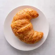 Un croissant clásico, sin relleno.