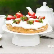 Una torta con glaseado real como cobertura.