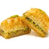 Un pastel de pistachos con hojaldre.