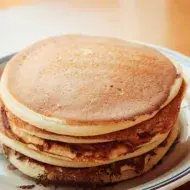 Una pila de pancakes balanceados. Una pila de pancakes balanceados.