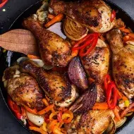 Un pollo agridulce con verduras.