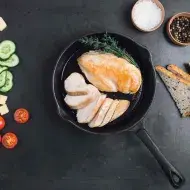 El pollo a la plancha es una de las preparaciones más comunes.