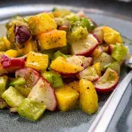 El rábano se usa con frecuencia en las ensaladas.