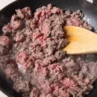 Hay muchas recetas populares con carne molida, como albóndigas o salsa boloñesa. Hay muchas recetas populares con carne molida, como albóndigas o salsa boloñesa.