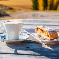 Un strudel de manzana con café.