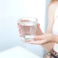 Tomar agua durante el día ayuda a mantener tu organismo hidratado.