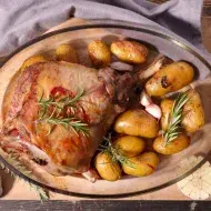El romero se usa con frecuencia para aromatizar las carnes.
