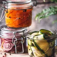 Envases con verduras alimentos fermentados
