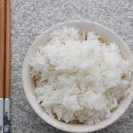 Palitos chinos con bowl de arroz para hacer sushi   