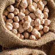 Sacos con granos de garbanzos