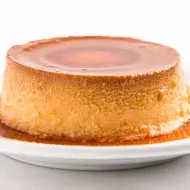 Plato con Flan casero cubierto de caramelo