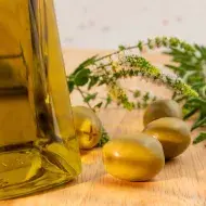 Aceitunas verdes y aceite de oliva 