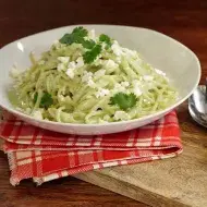 Pasta aromatizada con culantro, servida en un plato blanco.