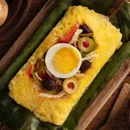 Plato con tamales dulces y salados envuelto en hoja de choclo  