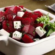 Ensalada de betarraga con queso.