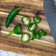 Tabla de pica con variedad de ají verde  