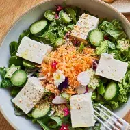 Platos de la India, incluyendo una ensalada con tofu.