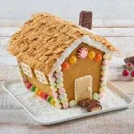 Casita de jengibre decorada diferentes dulces