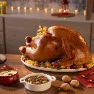 Mesa con pavo y comida típica navideña de la región