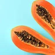 Papaya con semillas en mitades 
