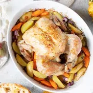 Un pollo relleno, cocinado al horno después de deshuesar