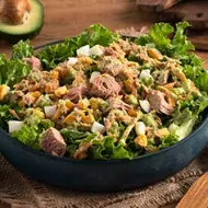 Ensalada de lechuga y huevo con atún en lata, una receta muy popular.