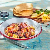 Una receta de ceviche con salmón, verduras y jugos cítricos