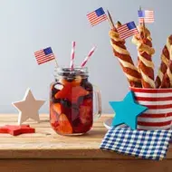 Salchichas y bebida con banderas comida típica de Estados Unidos