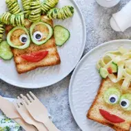 Sándwich decorado con pasta y verdura, comida para fiesta infantil 