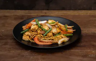 Tallarín saltado de pollo Tallarín saltado de pollo
