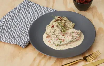 Pollo en salsa de tomate seco y ciboulette Pollo en salsa de tomate seco y ciboulette