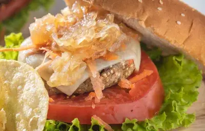 HAMBURGUESA DE QUINUAY LENTEJAS VEGGIE MAGGI CON CEBOLLA CARAMELIZADA HAMBURGUESA DE QUINUAY LENTEJAS VEGGIE MAGGI CON CEBOLLA CARAMELIZADA