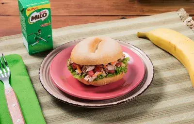 Sándwich de Atún con Tomate y Plátano Sándwich de Atún con Tomate y Plátano