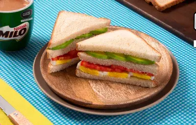 Sándwich de Tomate, Huevo y Palta