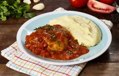Pollo Entomatado con Puré Pollo Entomatado con Puré