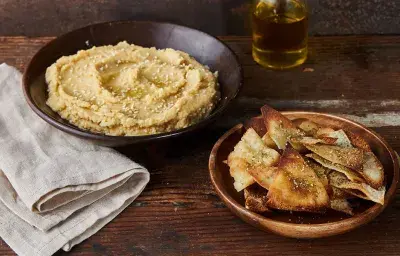 Pita Chips con Hummus Pita Chips con Hummus
