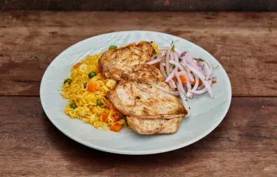 Filete Brasa con Arroz Primavera Filete Brasa con Arroz Primavera