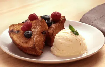 Tostadas Francesas de Panetón con Helado Tostadas Francesas de Panetón con Helado