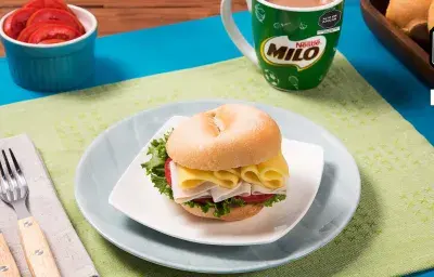 Sándwich de Jamón, Queso, Tomate y Lechuga Sándwich de Jamón, Queso, Tomate y Lechuga