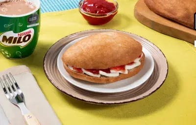 Pan Serrano con Queso y Mermelada Pan Serrano con Queso y Mermelada