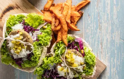 HAMBURGUESA DE QUINOA Y LENTJAS MAGGI CON PAN PITA Y SALSA DE MIEL Y MOSTAZA HAMBURGUESA DE QUINOA Y LENTJAS MAGGI CON PAN PITA Y SALSA DE MIEL Y MOSTAZA