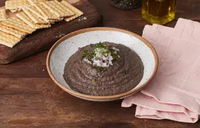 Dip de tomates secos y frejol negro Dip de tomates secos y frejol negro