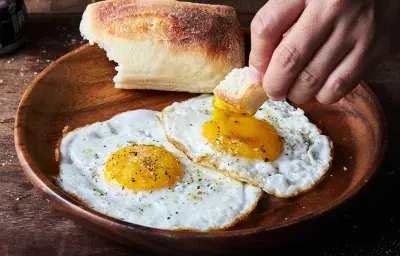 Huevos fritos con Pancito Huevos fritos con Pancito