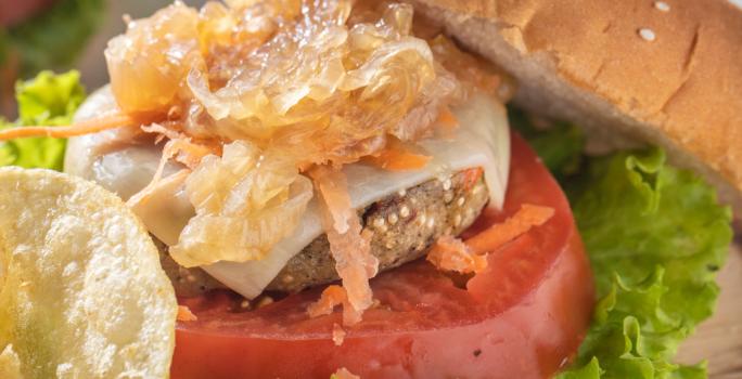 HAMBURGUESA DE QUINUAY LENTEJAS VEGGIE MAGGI CON CEBOLLA CARAMELIZADA