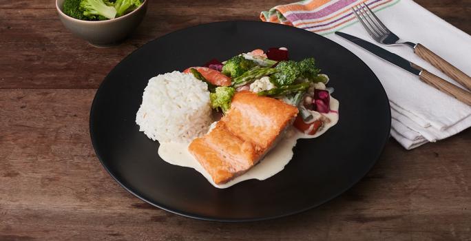 Salmón dorado con vegetales