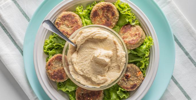 FALAFEL DE QUINOA Y LENTEJAS MAGGI CON HUMMUS