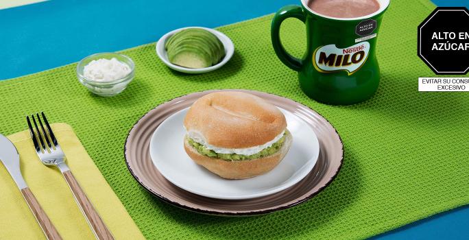Pan con Queso Crema y Palta