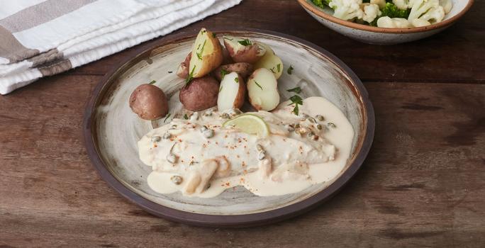 Pescado en salsa de alcaparras, ajo y lima